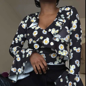  - Säljer en snygg volang topp från Missguided