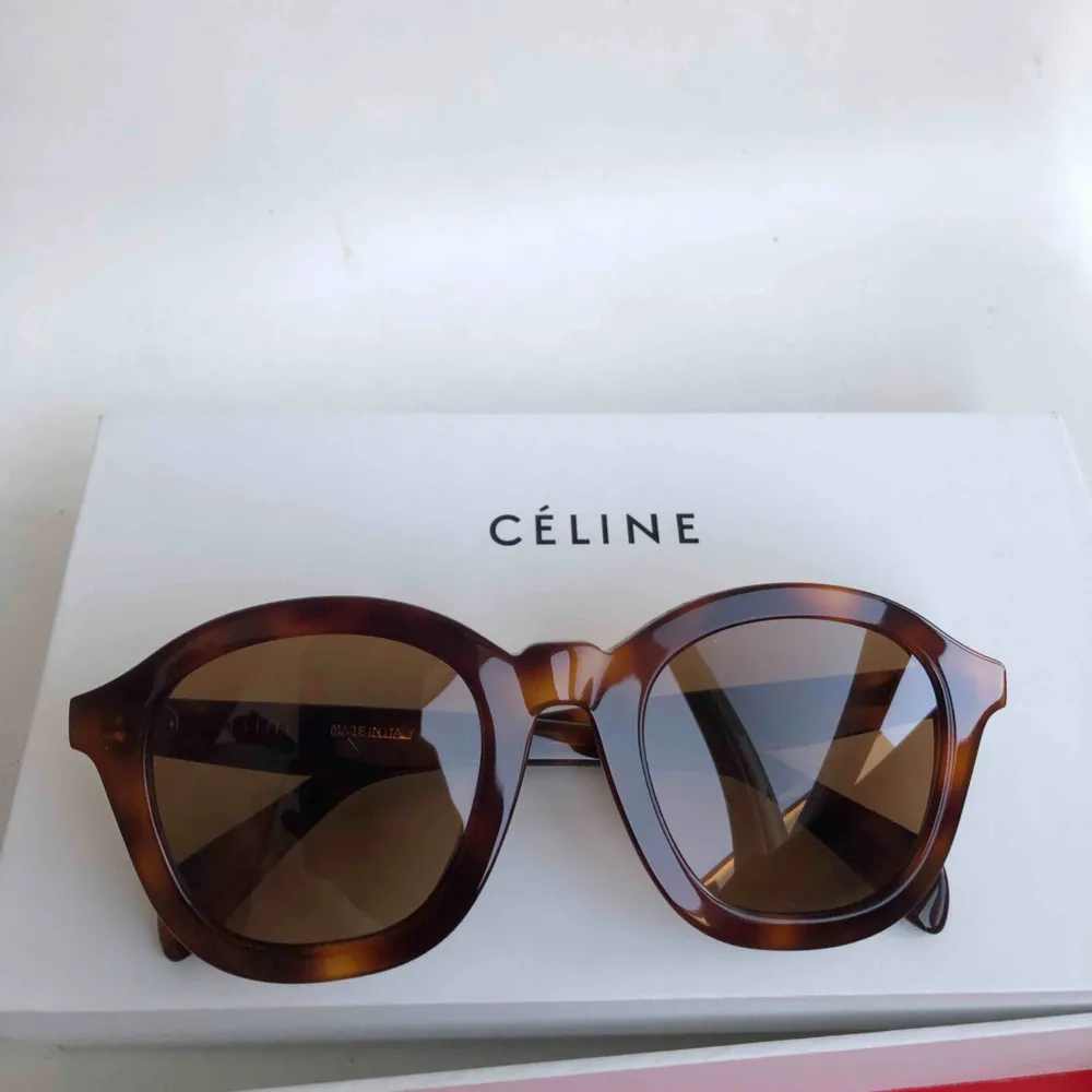 Oanvända Céline solglasögon köpta i Paris. Originalförpackning finns (se bild). Köparen står för frakt. . Accessoarer.