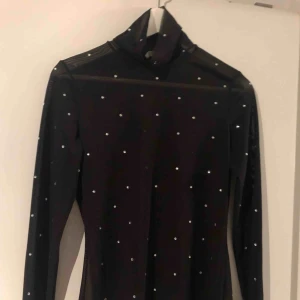  - Genomskinlig top från Gina tricot med stenar över hela.   Aldrig använd 