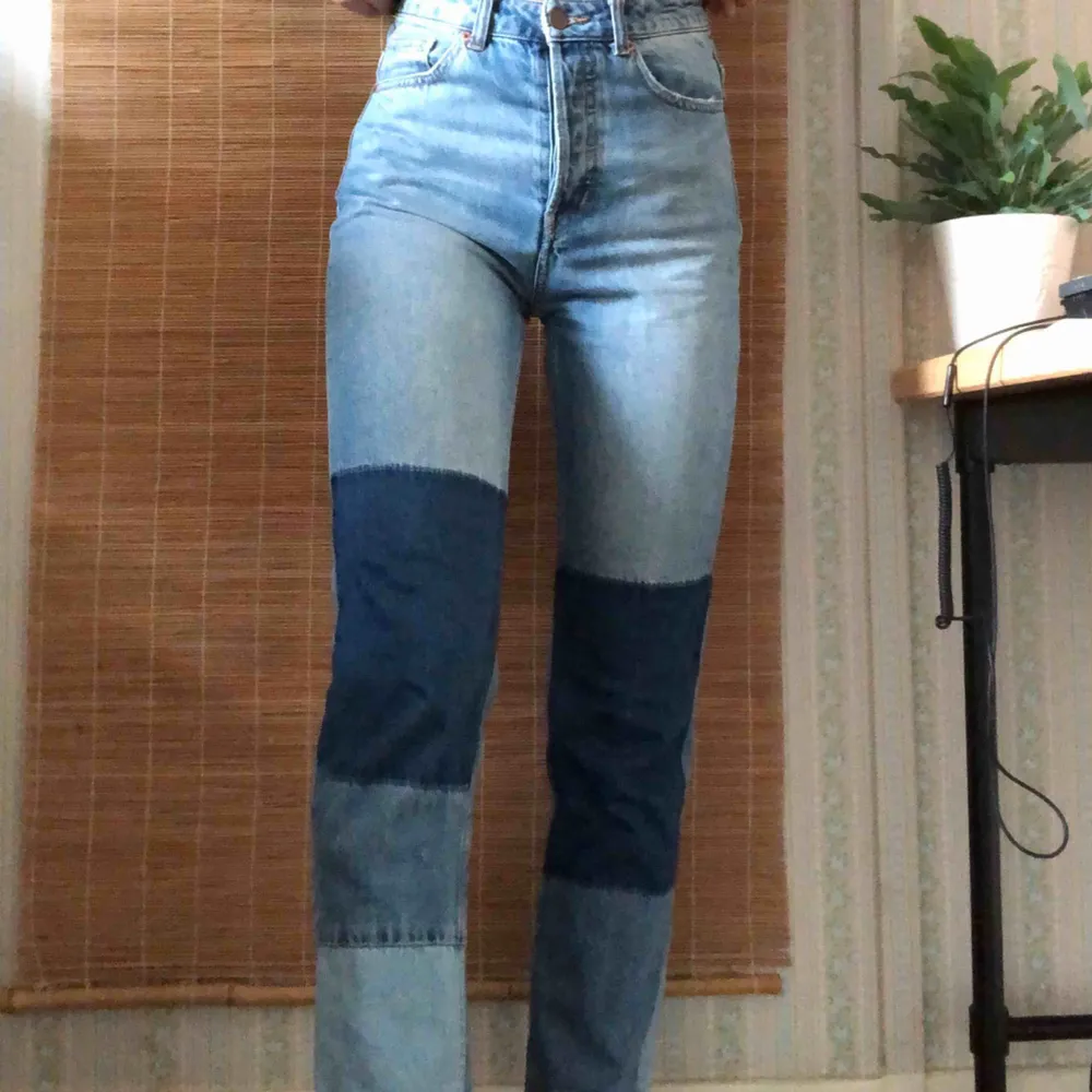 H&M jeans, använda ca 3 gånger men har klippt av lappen i svanken pga irriterande :/ men annars bra skick💚 storlek S men skulle säga att den är lite mindre i storleken, fett coola, pris 120 frakt inräknat i priset! Pris kan diskuteras. Jeans & Byxor.