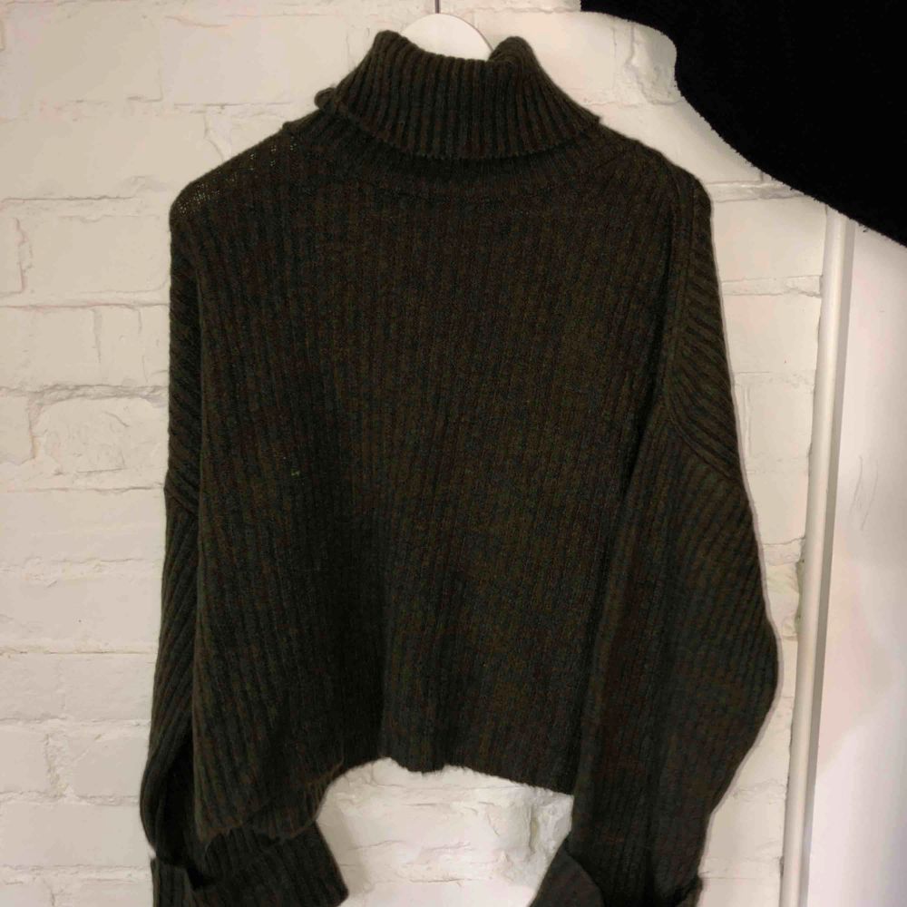 Mörkgrön stickan tröja med turtleneck Är liten i storlek Aldrig använt. Stickat.