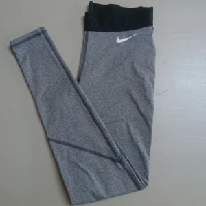 - Skitsnygga träningsbyxor från Nike pro som jag tyvärr inte  använt så mycket och därför säljer jag dem nu. Intresserad? Skicka ett dm! 