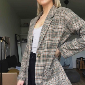  - Kavaj från Monki i storlek S. Den är ganska stor i storleken och använd väldigt få gånger. Frakten ingår inte i priset. 