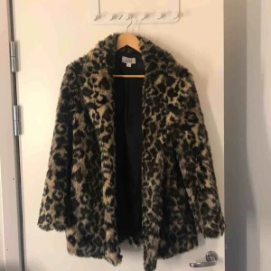  - Leo fuskpäls från Linn Ahlborg X NA-KD🐆  Nypris 1199kr. Frakten är inkluderad i priset!  Bara att skriva om ni har några frågor eller funderingar🌸 