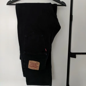  - Svarta levis jeans i 33/32, väldigt bra skick! :))