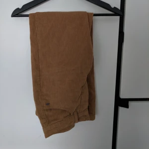  - Jättesnygga manchesterbyxor från pull&bear. De är tyvärr för små för mig som vanligtvis har s-m i byxor. Dessa passar nog en XS och en liten S. Skriv för mer bilder:)