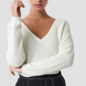  - Ytterligare ett plagg som bara ligger i garderoben. Lite för v-ringad för min smak men går att ha linne under eller en snygg bralette!! Nypris: 299kr, mitt pris 70kr + frakt. 