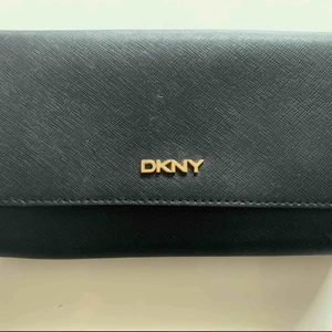  - Rymlig ÄKTA DKNY plånbok. Nyskick. Använt ett fåtal gånger. Plånboken är alltså som ny. Hämtas i Göteborg eller kan skickas och köparen står för frakten. Nypris: 1100kr