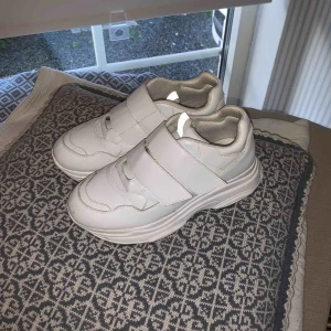  - Priser ingår i priset. Använda 2 gånger då de är ny köpta. Köpta på nakd.