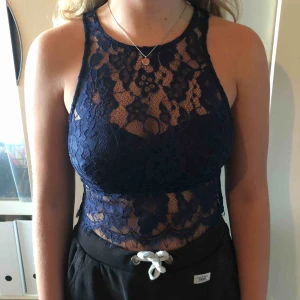  - Ett croppat spetslinne med ”innnygd top”!