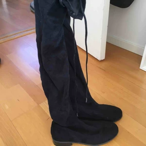  - Over the knee boots strl 37 från NLY Använda fåtal gånger. Kan hämtas i Spånga/Vällingby eller så står köparen för frakt via Postnord. 