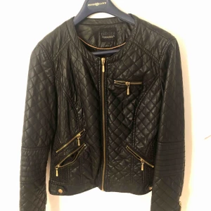  - Svart oanvänd jacka, inga repor eller fläckar!