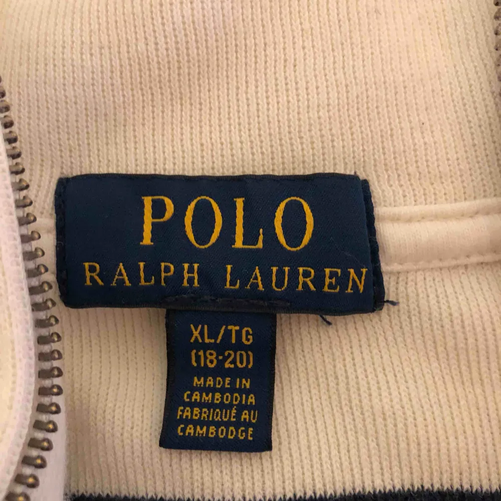 Second hand Polo Ralph Lauren kofta. Ej använd, säljer pga fel storlek. XL i barnstorlek. Möts upp i Sthlm annars står köparen för frakt :). Tröjor & Koftor.