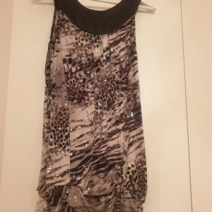  - Glittrig klänning med paljetter. Storlek:S/M Köparen betalar frakten.