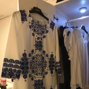 Klänning - En jättefinklänning i vit men mönster i marinblått! Aldrig använd då den är väldigt liten i storleken, så skulle säga den är XXS/XS  Frakt: 35kr