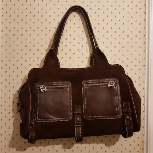  - Salvatore handväska i medel storlek .Inga fläckar inuti eller utan på