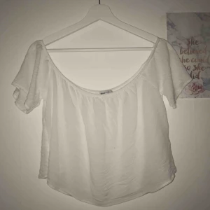  - En vit söt off shoulder topp från ginatricot Storlek:38/M/S Köpt för: 179 kr