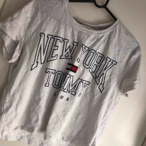  - Säljer en äkta Tommy jeans tshirt för bara 100+ Frakt eller möts upp gbg Köpte den på design only och tror priset var mellan 300-400kr 💙 Står ej vad St är men skulle säga XS-S-M  Kommer såklart tvätta och stryka den innan den skickas💙🦋