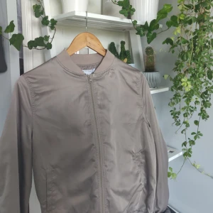  - Urgullig beige tunn jacka i bomber stuk. Passar jättebra till hösten. Går jättebra att ha hoodie under etc! I gott skick ✨