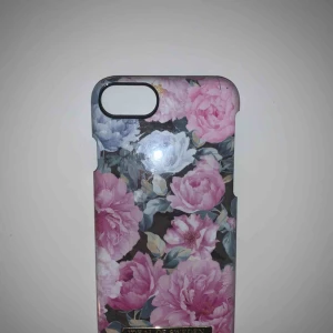  - Två fina iPhone skal! Ett från  by malene Birger passar 6/6s Ett från ideal of sweden passar 6/6s/7/8 Några små skador men inget man tänker på:)