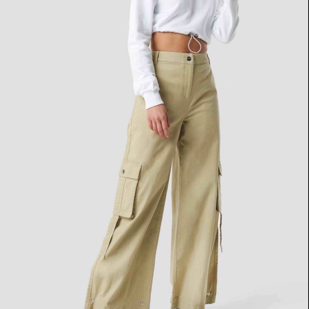 Såååå fina byxor från NA-KD x Ivana Santacruz som ej kommer till användning. Sparsamt använda, inköpta innan sommarn! Frakt tillkommer . Jeans & Byxor.