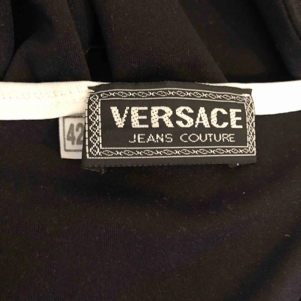 En svart maxi Versace klänning men en sportslig känsla. Det står att det är storlek 42 men jag har S eller M och den sitter rätt tajt på mig. . Klänningar.