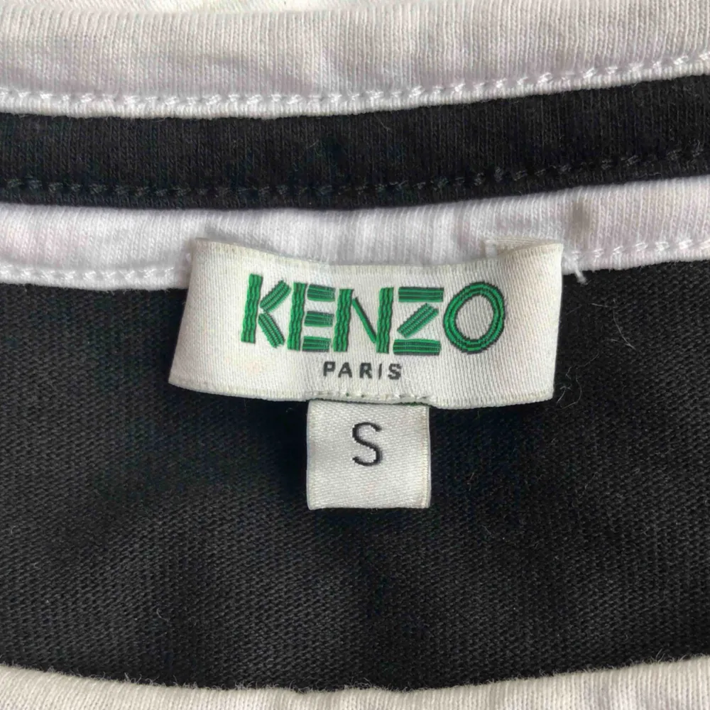 Kenzo t-shirt, storlek S använd fåtal gånger. Säljer pga att jag inte använder den. Pris kan diskuteras. T-shirts.