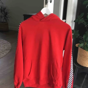  - Cool hoodie från Junkyard. Fint skick. Djur-rökfritt hem. Kolla även min annons med byxor som passar till! Porto tillkommer. 