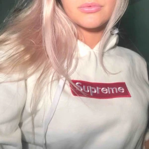  - Snyggaste hoodien i storlek M men sitter assnyggt och oversized på någon som är S eller XS som mig. Köpt för 800 kr och i nyskick då den bara är använd inomhus ett fåtal gånger. 