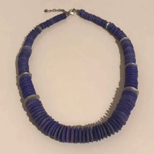 Tufft halsband!  - Ett snyggt mörk blått halsband med lite grått. Justerbart. Knappt använt. Jätte snyggt! 