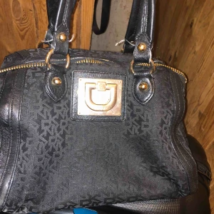  - Använd väska, har även matchande plånbok.