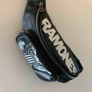  - Axelremsväska. Ramones