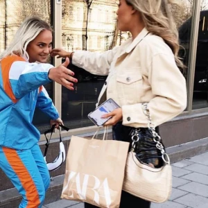  - Så fin populär slutsåld väska ifrån Nelly! supefint skick. Högsta budet just nu ligger på 350. 💕 Möts helst upp i Stockholm. 