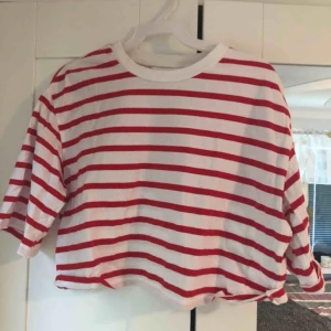  - En fin röd randig tröja från monki i storlek S men passar mig som är xs.   Ej upphämtning 