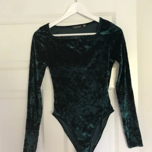  - Body i sammet från boohoo strl 36 (liten i storleken, passar även 34) Använd 1 gång ✨ 50 kr + frakt. 