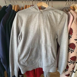  - Mysig zip up hoodie🌸 lite oversized på mig som är 166, bra skick. Perfekt för hösten!🍂 inkl frakt