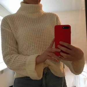  - Stickad vit tröja ifrån Na-kd<33 kan frakta