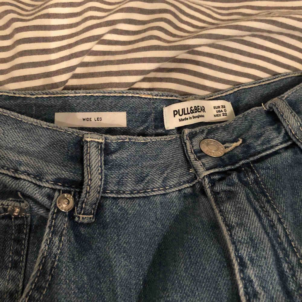 Skit snygga blåa vida jeans från pull and bear! Köptes för 499kr och har bara andvänts ett par få gånger! Frakt tillkommer🥰. Jeans & Byxor.