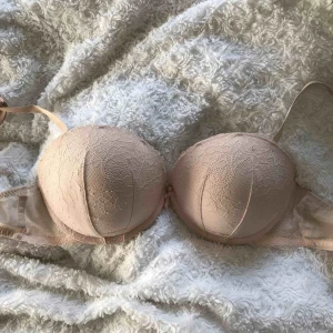  - Super-push up bh i nuderosa. Strl 75C, men passade mig när jag hade 75B, eftersom den är såpass vadderad.