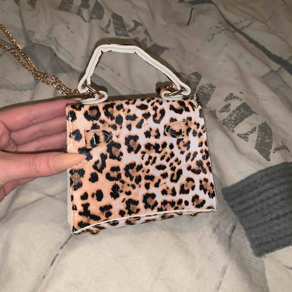 En snygg mini väska i leopard mönster  Köparen står för frakten . Väskor.