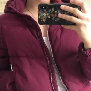  - Vinröd dunjacka från pull and bear, så fin och varm! Säljer pga att jag inte använder den. Hur fin som helst och passar till allt💓💓