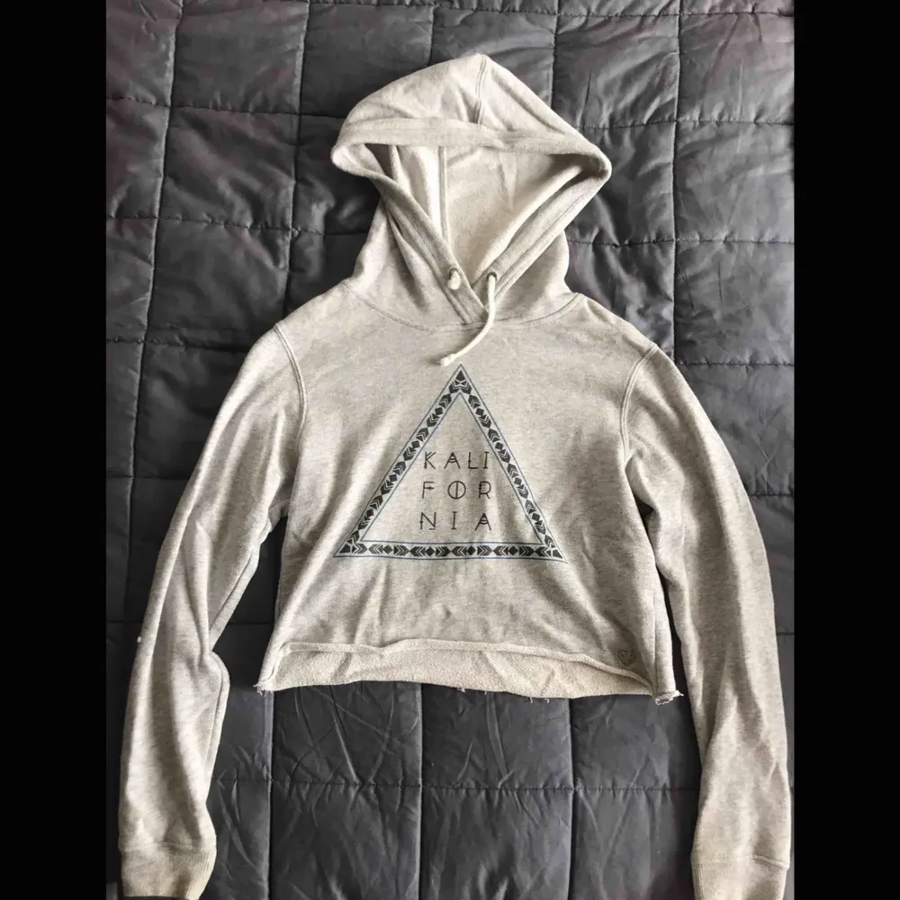 🍕 Croppad hoodie från Kendall and Kylie’s klädmärke (frakt tillkommer) 🍕. Toppar.