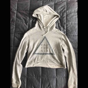  - 🍕 Croppad hoodie från Kendall and Kylie’s klädmärke (frakt tillkommer) 🍕