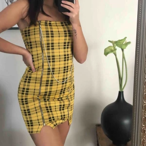  - Gul 90’s klänning med dragkedje detaljer! Dm vid intresse 🥰