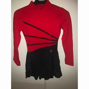  - En fin konståknings klänning. Använd några gånger på tävling. Kan gå ner i pris!