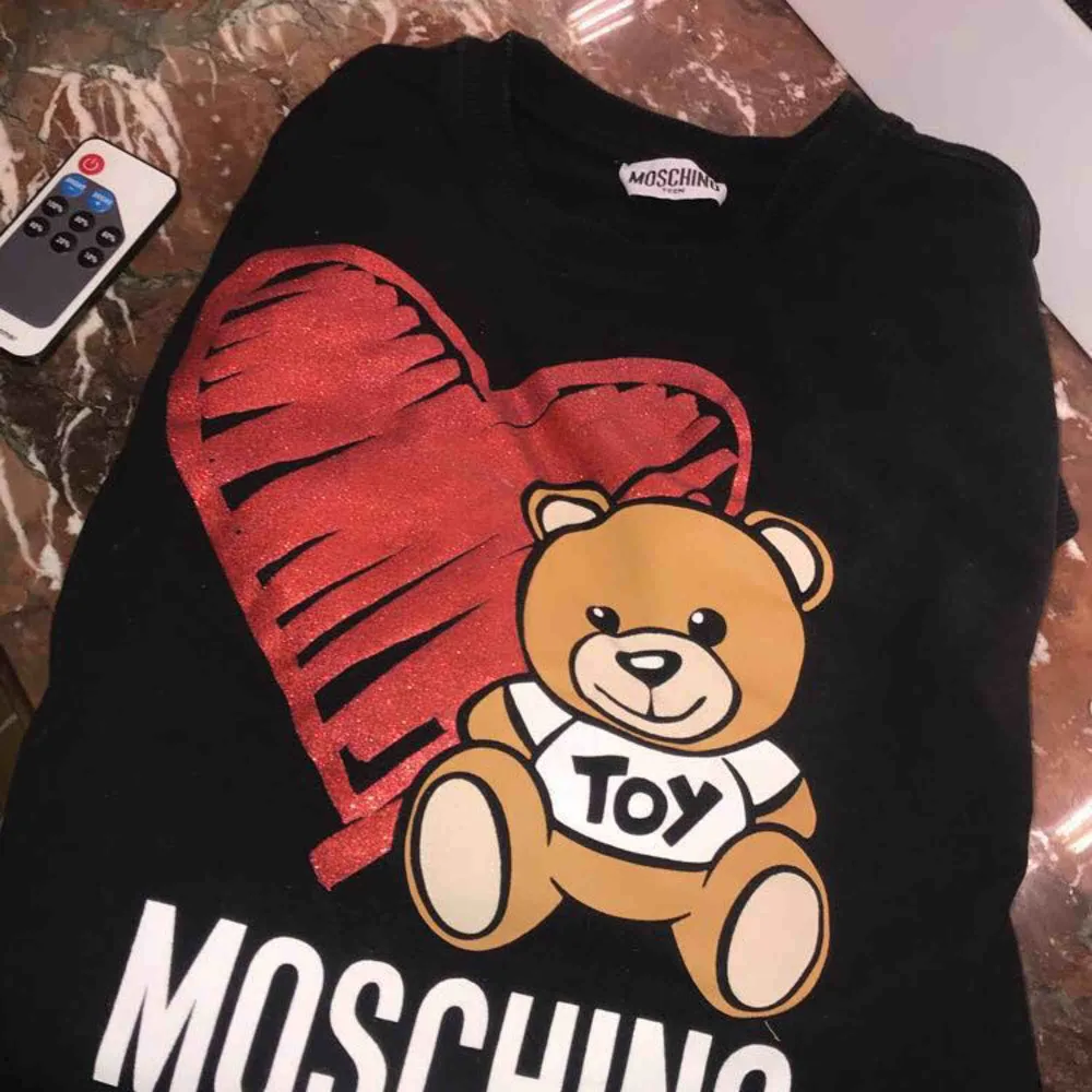Äkta Moschino tröja i storlek xs. Använd 3 gånger på grund av fel storlek. Kvitto finns.. Tröjor & Koftor.