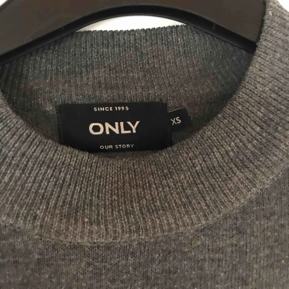 En tröja från Only, inte användad så många gånger Priset inkl frakt. Tröjor & Koftor.