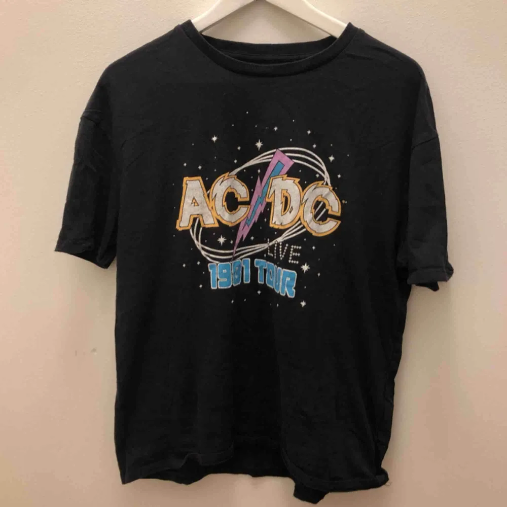 Nice AC/DC tröja, storlek S, är själv storlek S/ mer mot M, frakten ingår!!. T-shirts.