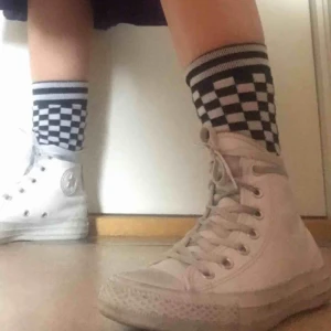  - Vita Converse i fejkläder vilket gör dem betydligt stadigare än vanliga Converse. Använda men i fint skick. Kan tvätta upp dem innan de skickas i väg och med nya snören lär de bli väldigt fräsha! 200 kr inkl frakt.