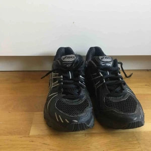  - Löparskor i begagnat skick asics   